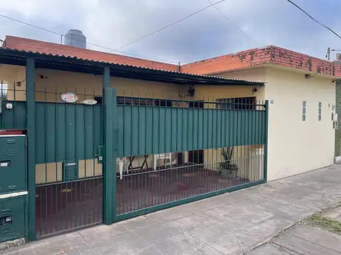 Casa a la venta 3 Amb + dpto 3 Amb al fondo en Merlo centro
