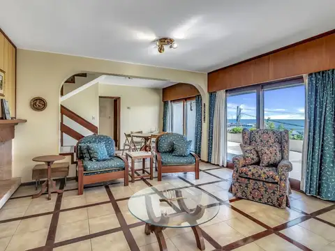 Casa 5 ambientes con 4 baños