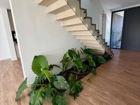 Casa en Venta con 3 cocheras