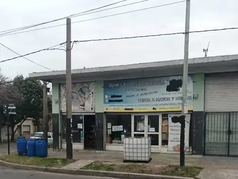LOCAL 200 M2.- ESQUINA LARREA