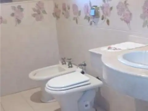 Casa en Alquiler con 2 cocheras