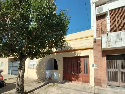 Venta de casa de tres ambientes en Haedo Sur Apto Credito