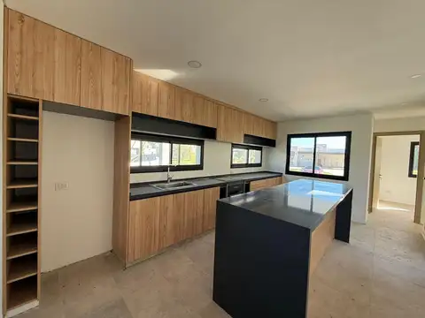 Casa 5 ambientes con 3 baños