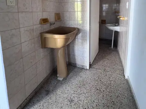 Casa 9 ambientes con 2 baños