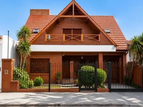 OPORTUNIDAD VENTA CASA 5 AMBIENTES CON COCHERA Y PSCINA ESCUCHA OFERTA