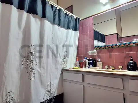 Venta de lote en esquina con casa a reciclar Castelar