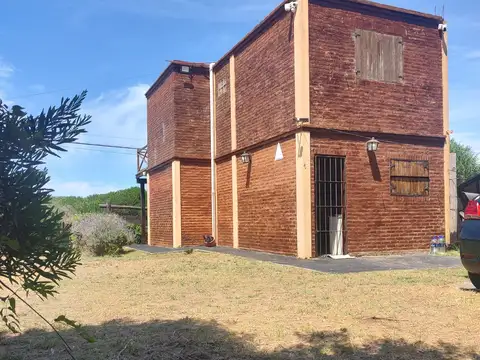 CASA AMPLIA EN DOS PLANTAS