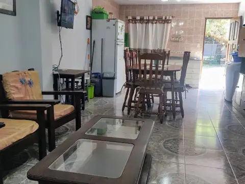 CASA AMPLIA EN DOS PLANTAS