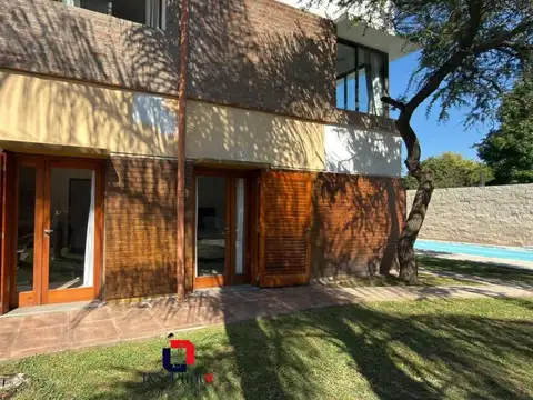 Casa en Venta con 3 cocheras