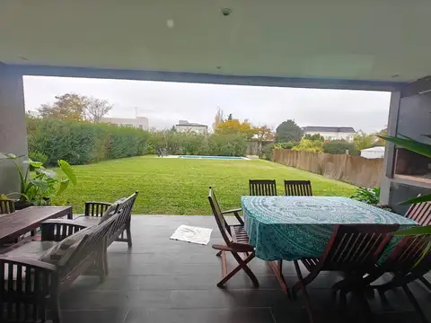 Casa con pileta en Santa Guadalupe