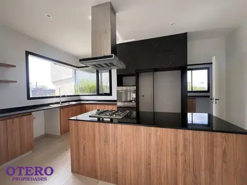 Casa en Venta con 5 cocheras