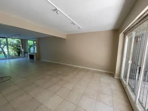 Casa en Alquiler con 2 cocheras