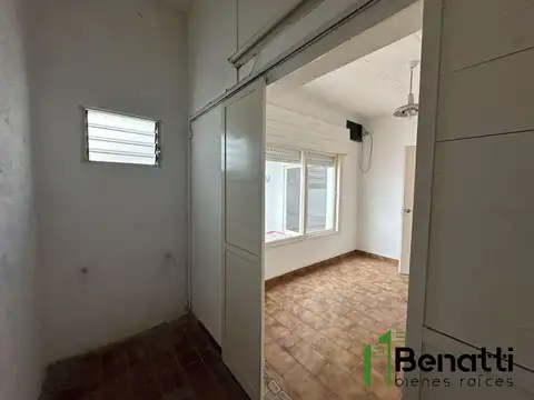 Departamento 2 ambientes con patio y terraza propia.