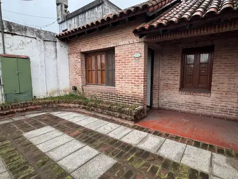 Casa sobre Av. San Martin a pocos mts de estacion Torcuato