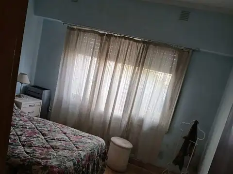 OPORTUNIDAD CASA 5 AMBIENTES CON PARQUE, QUINCHO Y DOBLE GARAGE