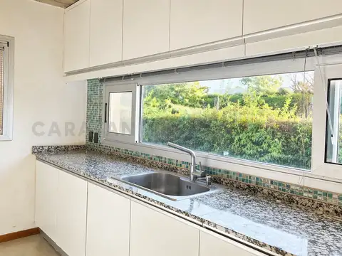 Casa en Alquiler con 2 cocheras