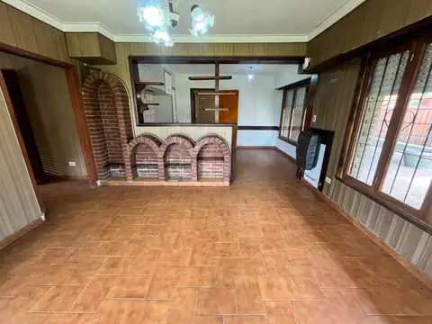 Chalet en alquiler permanente 4 ambientes con parque - Bosque Alegre