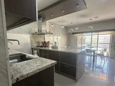 Casa 7 ambientes con 4 baños