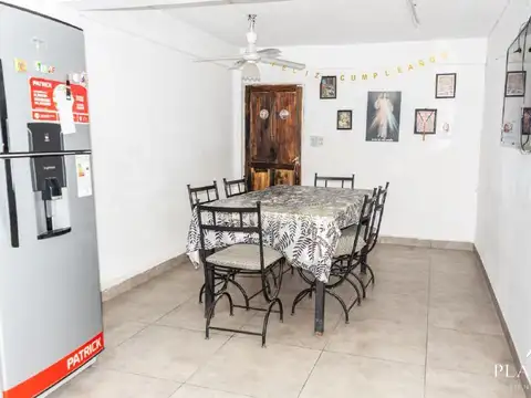 Casa 8 ambientes con 3 baños