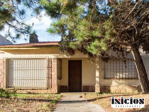 Hogar con amplio parque al frente - C320