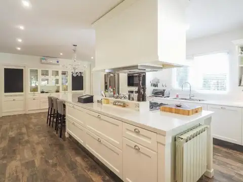 Casa en venta en San Jorge Village. Reciclada a nuevo. 5 Dormitorios. Sala de cine