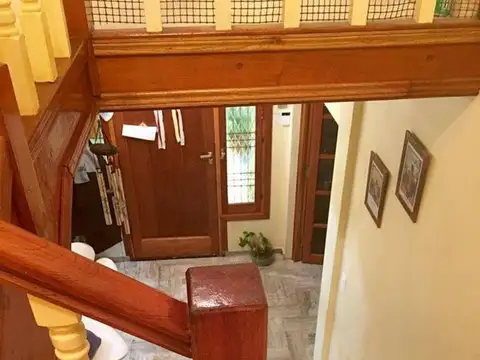 CIUDAD JARDIN.  Casa de 5 ambientes.  Posibilidad de tomar m