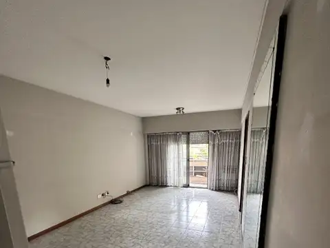 DPTO 3 AMB. 1º PISO CON ASCENSOR AL FRENTE CON BALCON