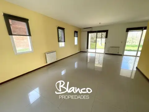 Casa en Alquiler con 2 cocheras
