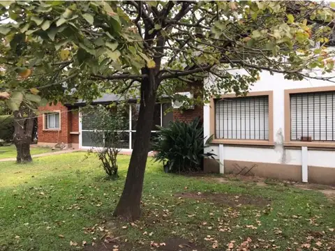 Casa 9 ambientes con 3 baños