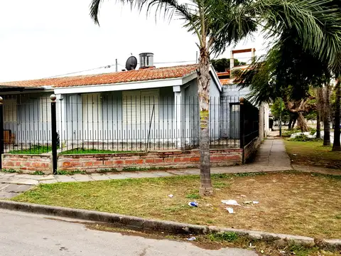 Muy linda casa esquina. Zona Universidades y Ciudad Judicial.