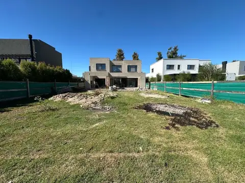 Casa 7 ambientes con 3 baños