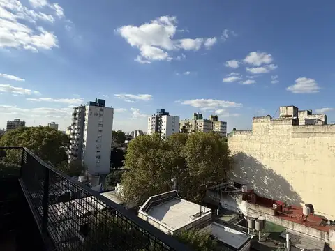 HERMOSO DEPARTAMENTO DE 2 AMBIENTES AL FRENTE CON BALCON TERRAZA Y JARDIN DE INVIERNO