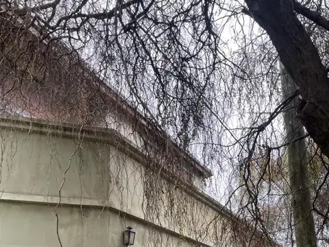 Casa en venta de 3 dormitorios con jardín, pileta y cochera