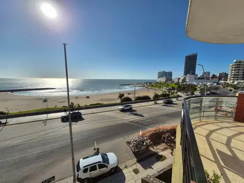 DEPARTAMENTO PRIMERA LINEA AL MAR DE 3 AMBIENTES CON DEPENDENCIA DE SERVICIO Y ESPACIO DE COCHERA