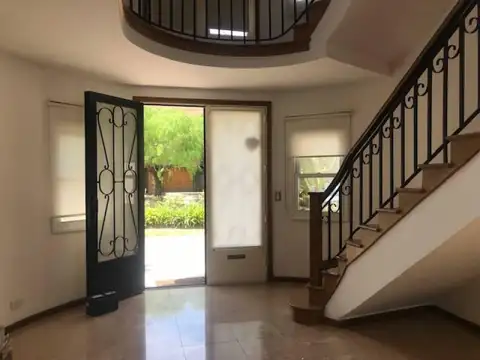 Casa 6 ambientes con 4 baños