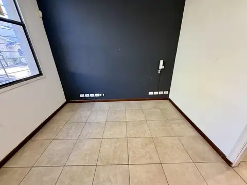 Oficina 6 ambientes con 1 baño