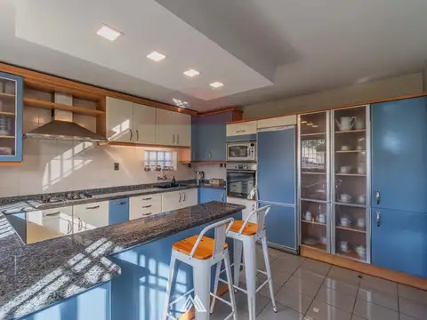 Casa 8 ambientes con 3 baños