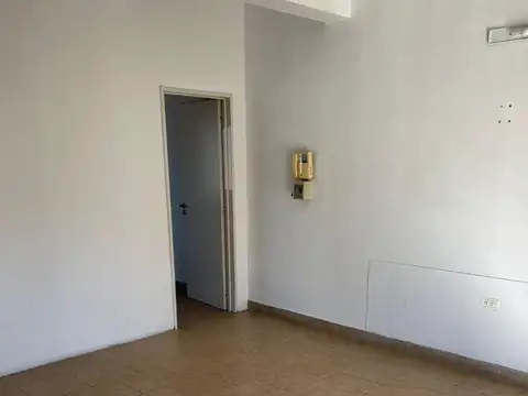 ALQUILO OFICINA COMERCIAL SOBRE CALLE ALFARO, PTE. DERQUI