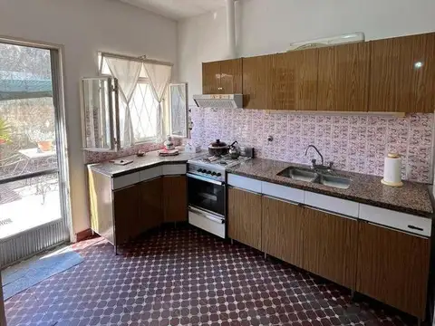 Casa 6 ambientes con 2 baños