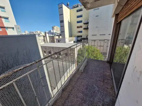 2 Ambientes de 46 m2. con balcon a metros Hospital Italiano