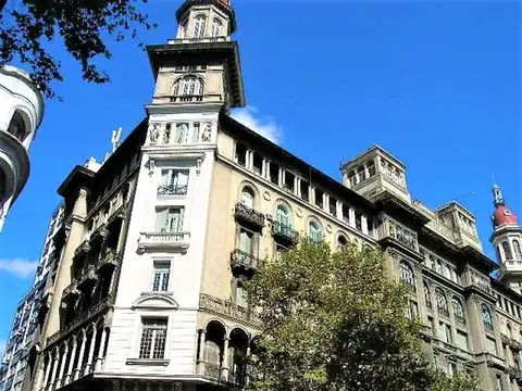 OFICINA 150m2 EN SEMIPISO SOBRE Av. DE MAYO