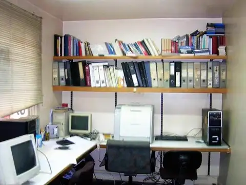 OFICINA 150m2 EN SEMIPISO SOBRE Av. DE MAYO
