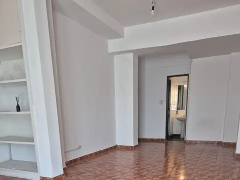 Local en Alquiler en Parque Chacabuco, $ 600.000