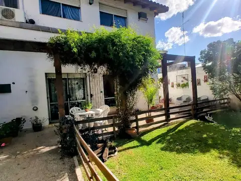 VENTA CASA 6 AMB EN MONTE GRANDE PARQUE COCHERAS