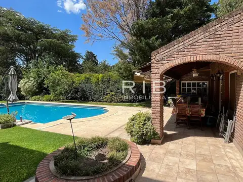 Casa 8 ambientes con 4 baños