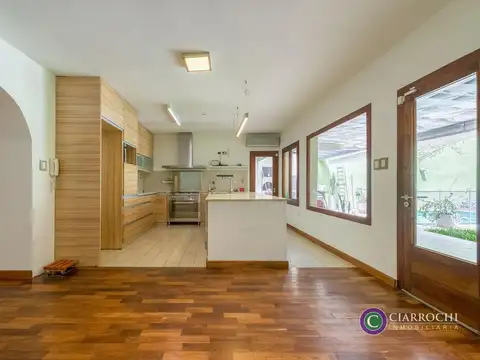 Casa en Venta con 2 cocheras