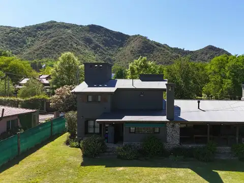 Casa 5 ambientes con 2 baños