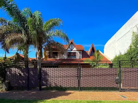 VENTA CASA 6 AMBIENTES CON JARDIN EN CASTELAR SUR.