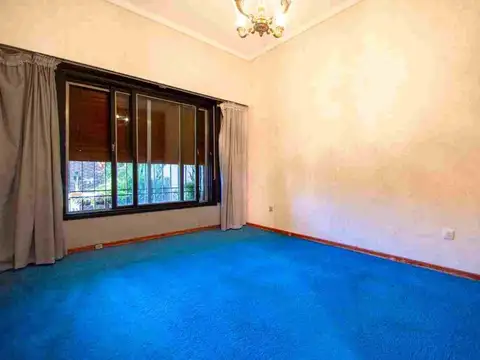 VENTA CASA 6 AMBIENTES CON JARDIN EN CASTELAR SUR.