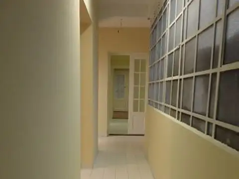 Oficina 5 ambientes con 2 baños